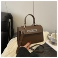 Bolso bandolera minimalista en cuero marrón oscuro con hebilla plateada y asa - café