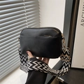 Sac bandoulière minimaliste en cuir noir avec large sangle décorative à motifs noir et blanc - Noir