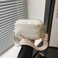 Petit sac bandoulière beige épuré avec sangle géométrique large et détails dorés - Blanc