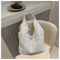 Detailansicht der beigen Spitzen-Blumenstickerei auf einer weichen Canvas-Tasche - Weiß Ohne Anhänger