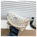 Détail du sac à cosmétiques blanc texturé avec papillons dorés et poignée de perles - Blanc Cassé