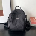 Zaino minimalista da donna in nylon nero con finitura in tessuto stropicciato - Bianco