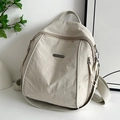 Zaino capiente in nylon beige da donna con logo in metallo minimalista e dettagli cerniera - Nero