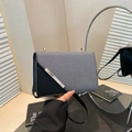 Bolso bandolera cuadrado minimalista con panel tejido gris y barra metálica plateada - Negro