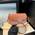 Borsa a tracolla in pelle caramello con trama in tessuto e fibbia a D argento - Marrone
