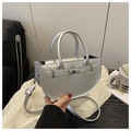 Bolso bandolera plateado de media luna en ecopiel metalizada con correa ajustable - Plateado