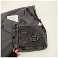 Dettaglio borsa in denim lavato grigio scuro con tasche cargo e texture distressed - Nero