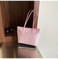 Detaillierte Makroaufnahme der rosa Webstruktur und Kunstleder-Oberfläche der großen Shopper - Rosa