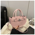 Bolso de media luna rosa claro minimalista con cierre giratorio plateado y correa ajustable - Rosa