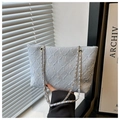 Dettaglio borsa tote jacquard blu-grigio con motivi a margherita e tracolla a catena - Blu