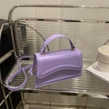 Petit sac carré violet chic avec coutures ondulées et bandoulière amovible - Violet