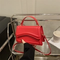 Sac à main rouge en cuir avec rabat à motif ondulé et détails dorés élégants - Rouge