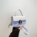 Lichtblauwe leren crossbodytas met witte monogramflap en gouden metalen sluiting - Blauw