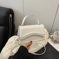 Sac à bandoulière blanc avec motif ondulé élégant et détails en métal doré - Blanc