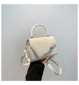 Detalle de bolso en cuero blanco con solapa tejida beige y adorno de metal plateado - Blanco Roto