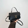 Elegante zwarte leren handtas met logoprint, metalen ringgesp en smalle schouderriem - Zwart