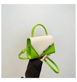 Detalle de bolso bicolor con PU verde neón y solapa de textura tejida blanca - Verde