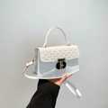 Witte gestructureerde handtas met grijze logoprint en decoratieve gouden gesp - Wit