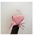 Detalle de bolso rosa con solapa de diamantes de imitación y ribete de metal dorado - Rosa