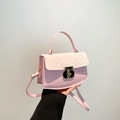Lichtroze crossbodytas met monogrampatroon en gouden draaisluiting voor dames - Roze