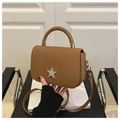 Bolso bandolera marrón con textura y estrella de diamantes plateados con asa superior - Marrón