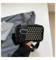 Borsa a tracolla nera con paillettes e borchie argentate con ampia tracolla in stile - Nero