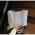 Detalle del bolso tote grande con tejido gris texturizado y correa de cadena plateada - Blanco Roto