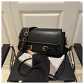 Detalle de bolso bandolera de piel PU negra con hebillas doradas y correa de cadena - Negro