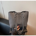 Detalle del bolso tote de tweed gris oscuro con asas de anillos de metal plateado - Negro