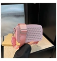 Borsa a tracolla rosa con strass, borchie argentate e ampia tracolla regolabile - Rosa
