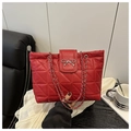 Sac fourre-tout rouge matelassé avec chaîne argentée et détail nœud élégant - Rouge
