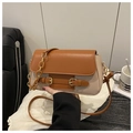 Detalle de bolso bandolera bicolor caramelo y beige con hebillas de correa dobles - Marrón