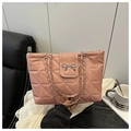 Sac fourre-tout matelassé rose avec nœud argenté et chaîne élégante pour le quotidien - Rose