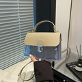 Sac gelée bleu transparent avec rabat en paille beige et motif matelassé classique chic - Kaki