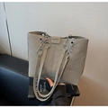 Bolso tote grande caqui claro con textura tejida y detalles de cadena metálica - Verde