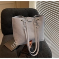 Bolso tote gris minimalista con modernos detalles de anillos de metal plateado - Azul