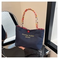 Dunkelblaue Canvas-Einkaufstasche mit bunten geflochtenen Seilgriffen und goldener Stickerei - Blau