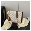 Détail du sac bandoulière vintage avec chaîne dorée et finitions en cuir élégant - Blanc