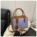 Detalle del bolso bicolor con textura de grano lichi y asas superiores robustas - Azul
