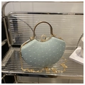 Detail der hellblauen Herz-Abendtasche aus Denim mit Perlen und Diamantgriff - Grün