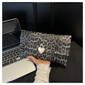 Pochette con stampa leopardata e fibbia a cuore dorata accanto a un laptop - Nero