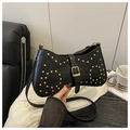 Schwarze Schultertasche mit Krokodilmuster, goldfarbenen Nieten und Schulterriemen - Schwarz