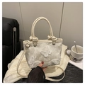 Detail einer cremefarbenen Beuteltasche mit 3D-Schmetterlingsstickerei und Spitzenstoff - Weiß