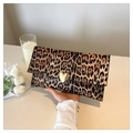 Pochette leopardata con una grande fibbia a cuore in metallo dorato e finitura in finta pelle - Marrone