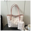 Canvas-Tote-Tasche mit rosa Schleifen-Print und passendem Etui auf einem Holztisch - Weiß