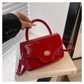 Sac à main vintage en cuir verni rouge avec fermoir doré et bandoulière réglable - Rouge