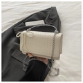 Cremeweiße gewebte Handtasche mit Metallgriff und Perlen-Schleifen-Detail - Weiß