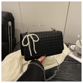 Elegante schwarze Flecht-Handtasche mit großer Perlen-Schleife und Silber-Metallgriff - Schwarz