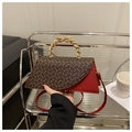 Dettaglio borsa rossa e marrone con patta leopardata e manico in metallo dorato - Rosso