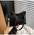 Bolso tote negro bordado con motivos florales, asa con nudos y colgante de borla amarilla - Negro Con Colgante